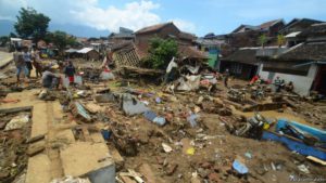 Banjir bandang dan longsor di Kabupaten Garut dan Kabupaten Sumedang dipicu hujan deras sejak Selasa (20/9) malam Sumber Foto diambil dari: http://www.bbc.com/indonesia/berita_indonesia/2016/09/160922_indonesia_garut_banjir_pengungsi